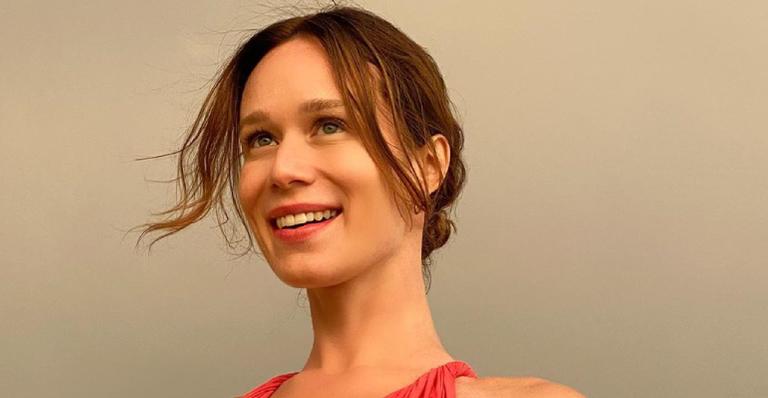 Mariana Ximenes vai à praia de madrugada e entra no mar de roupa: ”Ah, o Rio no verão”