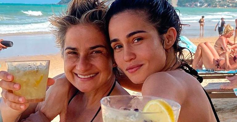 Nanda Costa surpreende esposa com beijo intenso e impressiona fãs: ”Quebrou a mulher ao meio”