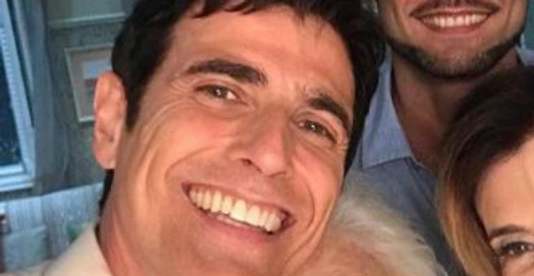 Reynaldo Gianecchini presenteia a mãe com viagem especial e semelhança chama a atenção