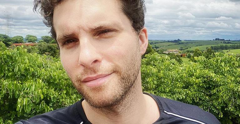 Thiago Fragoso se machuca e surge com o pé imobilizado
