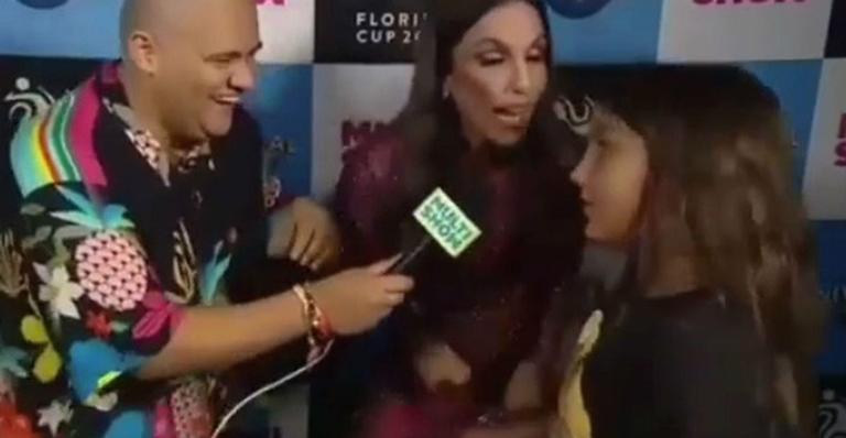 Filho de Ivete Sangalo invade entrevista da mãe e conta que não passou de ano