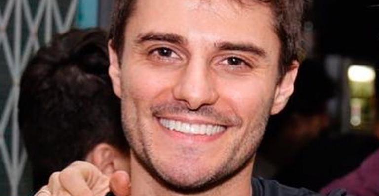 Hugo Bonemer relembra foto de quando era criança: “Olhando pra outra pessoa”