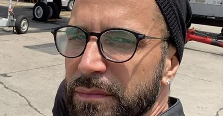 Latino vive momentos de pânico após avião sofrer pane elétrica: ”Deu pau”