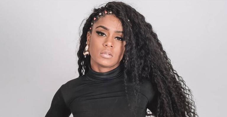 Mc Rebecca eleva a temperatura ao colocar bumbum pra jogo com maiô fio-dental