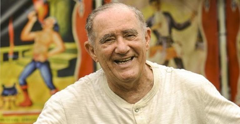 Renato Aragão surge de peruca e diverte seguidores ao reproduzir meme: ”Cabelo ok, marquinha ok”