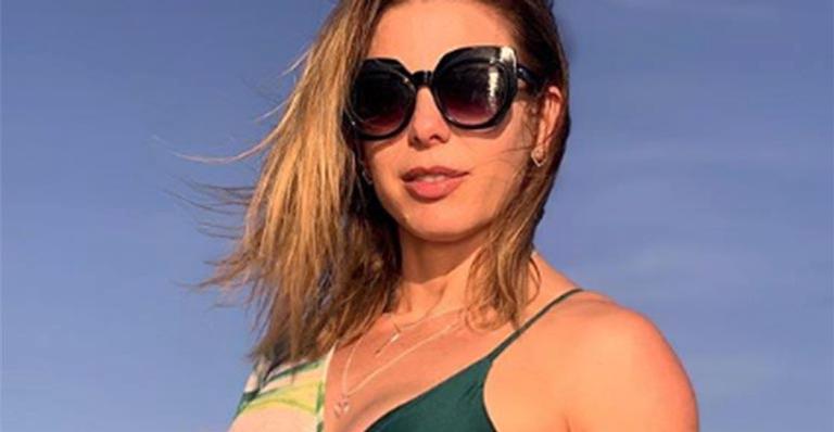Sheila Mello usa saia com recorte ousado e deixa o quadril de fora