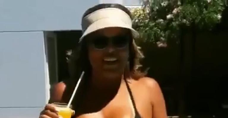 Tati Quebra Barraco desfila em piscina de luxo com biquíni mínimo: ”Foco na marquinha”