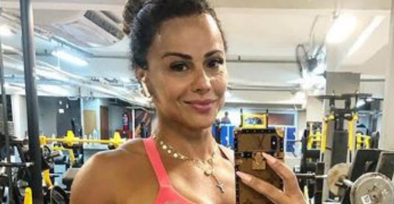 Com shorts micro, Viviane Araújo pega pesado na academia e mostra pernões musculosos