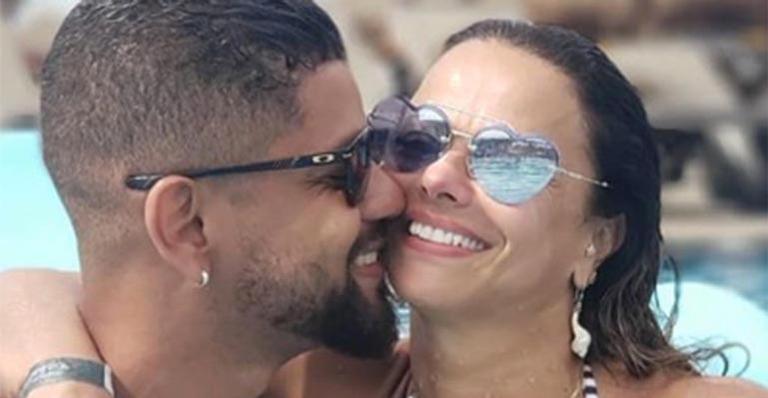 Viviane Araújo surge aos beijos e se derrete pelo namorado