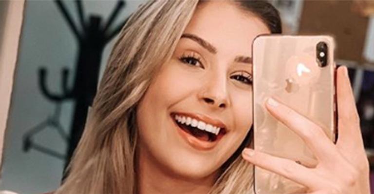 Bailarina do Faustão puxa o biquíni para mostrar tatuagem escondida