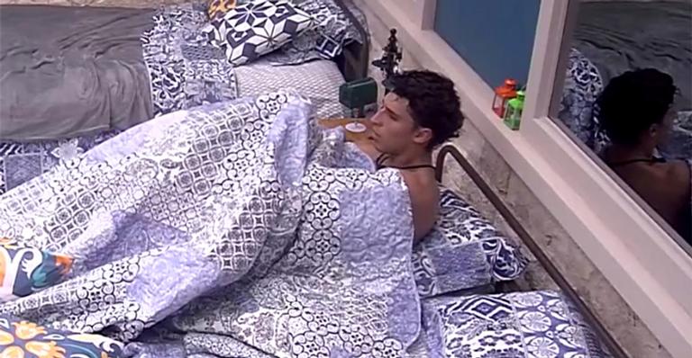 BBB20: Felipe mostra demais após trocar de roupa na cama