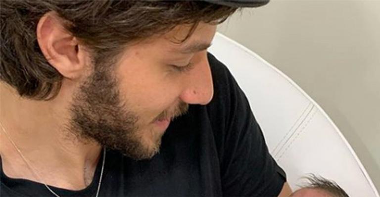 Chay Suede mostra o rosto da filha recém-nascida, Maria, em novas fotos
