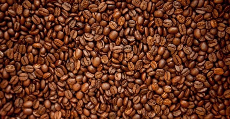 De renovação das células à estimulação do colágeno, conheça os benefícios do café para sua pele
