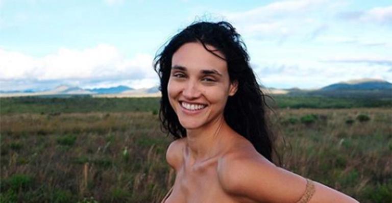 Débora Nascimento exibe a barriga chapada ao surgir só de top e calcinha