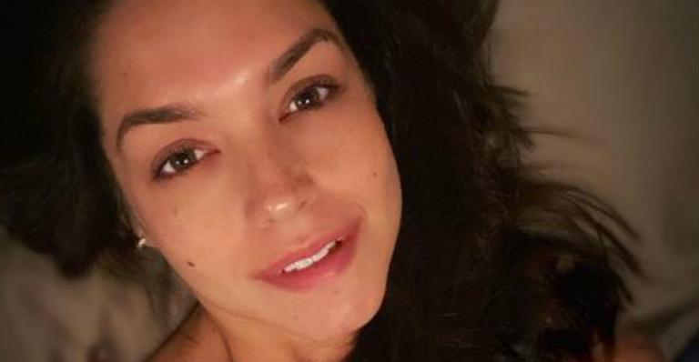 Firme com a dieta, Thais Fersoza mostra a barriguinha seca em selfie e surpreende