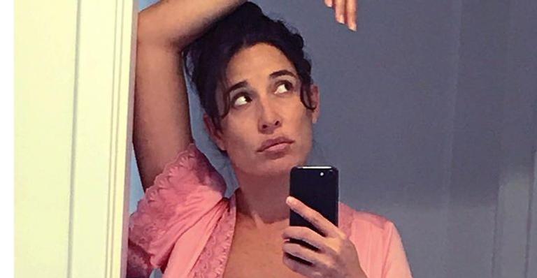 Giselle Itié equilibra prato em barrigão de oito meses e brinca: ”Mesinha do amor”