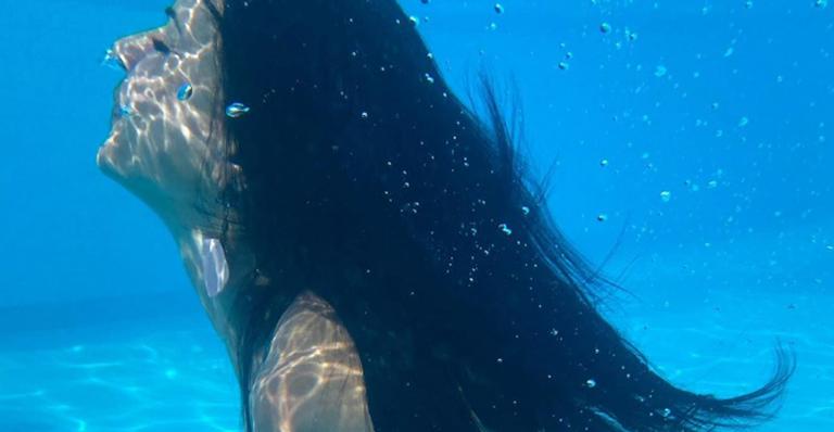 Graciele Lacerda posa debaixo d’água na piscina da fazenda luxuosa de Zezé di Camargo
