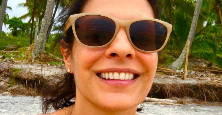 Aos 53 anos, Helena Ranaldi surge de biquíni e impressiona: ”O tempo esqueceu de você”