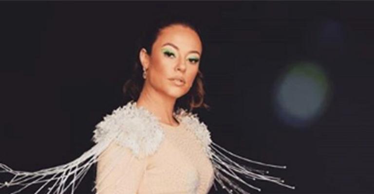 Paolla Oliveira surge com look justíssimo e barriga de fora para sambar