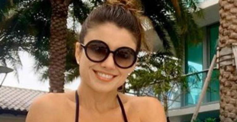 Paula Fernandes posa com biquíni de oncinha em viagem por Fernando Noronha
