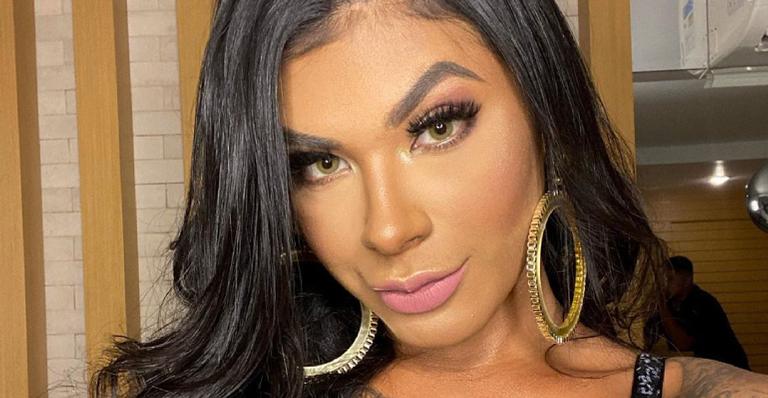 Pocah arranca suspiros ao sensualizar com maiô ousadíssimo: ”Curvem-se”
