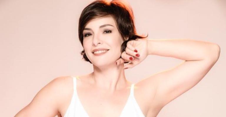 Regiane Alves surge deslumbrante deitada em um barco e arranca suspiros: ”Visão do paraíso”