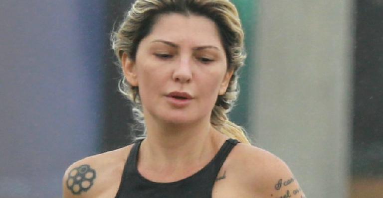 De shortinho e top, Antonia Fontenelle desfila corpão em praia carioca e atrai olhares