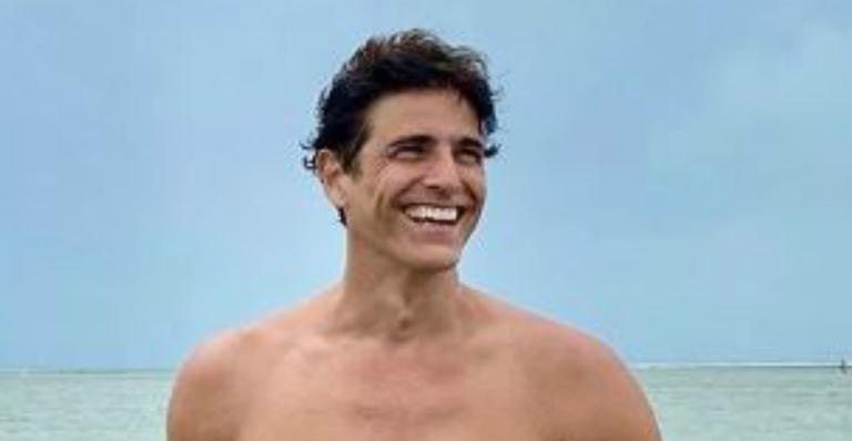 Aos 47 anos, Reynaldo Gianecchini surge de sunga rosa e mostra a boa forma