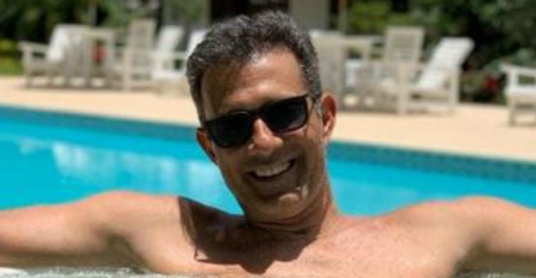 Aos 50 anos, Marcos Pasquim curte dia de piscina e boa forma impressiona