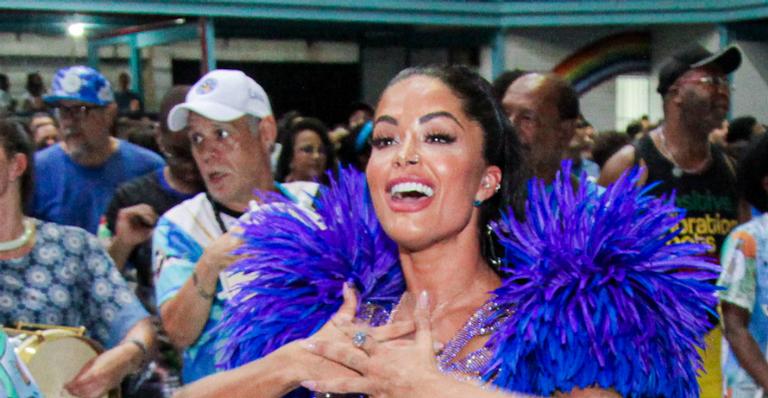 Com vestido justinho e transparente, Aline Riscado ostenta o corpão e mostra samba no pé