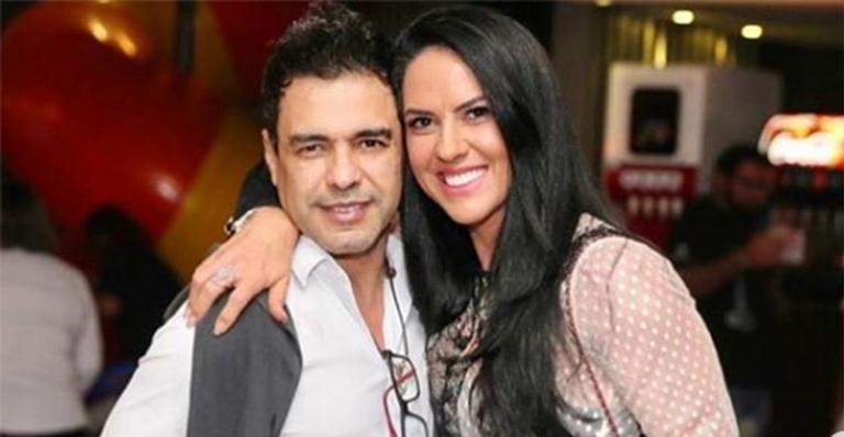 Graciele Lacerda exibe corpão ao surgir de biquíni na piscina
