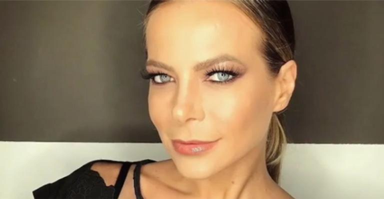 Ex-apresentadora infantil surge só de lingerie e seduz os fãs na web