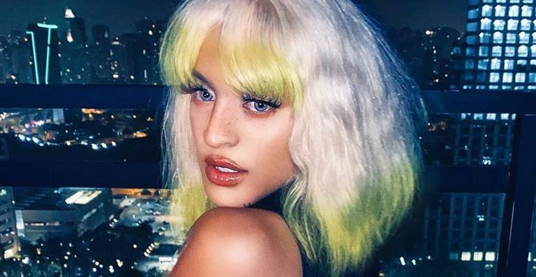 Pabllo Vittar abaixa a calça e deixa calcinha e bumbum generoso à mostra: ”É o conceito”