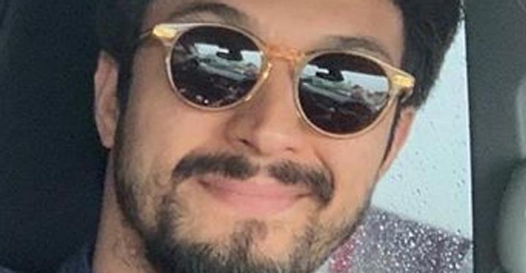 Rômulo Estrela reúne a mulher e o filho em passeio de carro e beleza do trio choca fãs