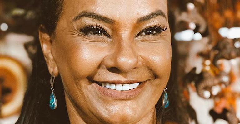 Solange Couto posa de topless aos 62 anos e atrai elogios: ”Linda e plena”