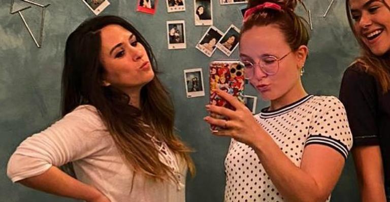 Tatá Werneck comenta par romântico de Rafael Vitti e Larissa Manoela: ”Nem tô sabendo”
