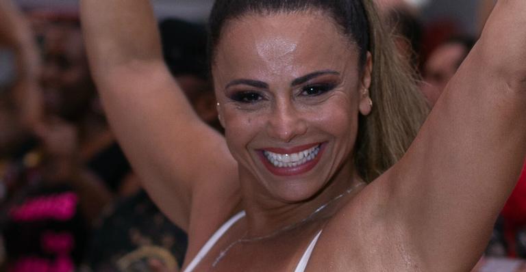 Viviane Araújo surge deslumbrante com look curtinho e cintilante em ensaio do Carnaval