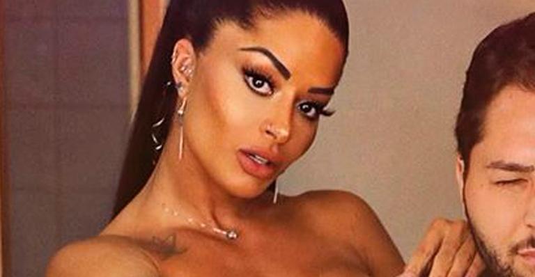Aline Riscado aparece só de calcinha ao lado de fotógrafo e seguidores invejam: ”Homem de sorte”