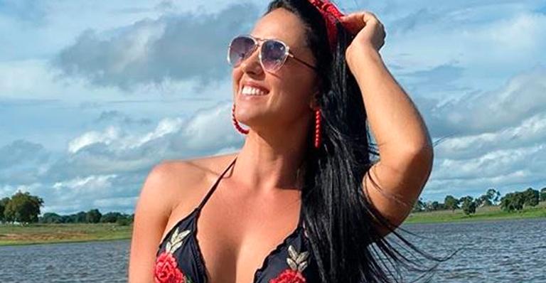 De saia transparente, Graciele Lacerda impressiona com corpão e responde pergunta indiscreta de fã