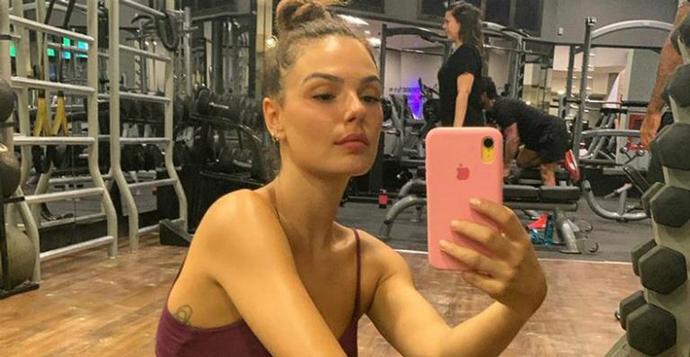 Isis Valverde choca seguidores ao surgir toda contorcida em pose de ioga: ”Doeu só de olhar”