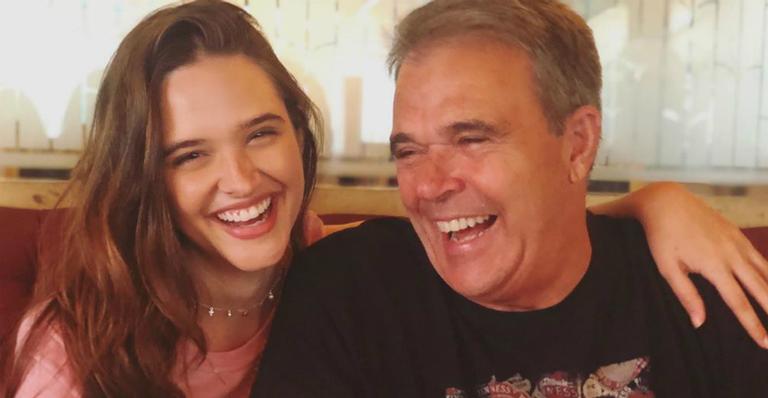 Juliana Paiva relembra morte do pai em declaração emocionante: ”Faz a gente repensar”