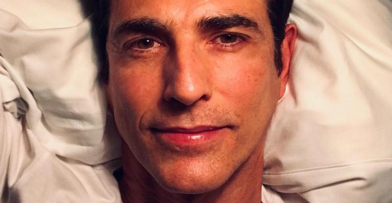 Reynaldo Gianecchini arranca suspiros ao surgir só de sunga à beira da piscina: ”Espetáculo”