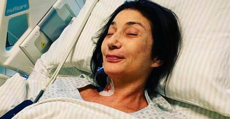 Zizi Possi posa com filha e neto pela primeira vez após cirurgia delicada e sorriso do bebê rouba a cena: ”Maroto”