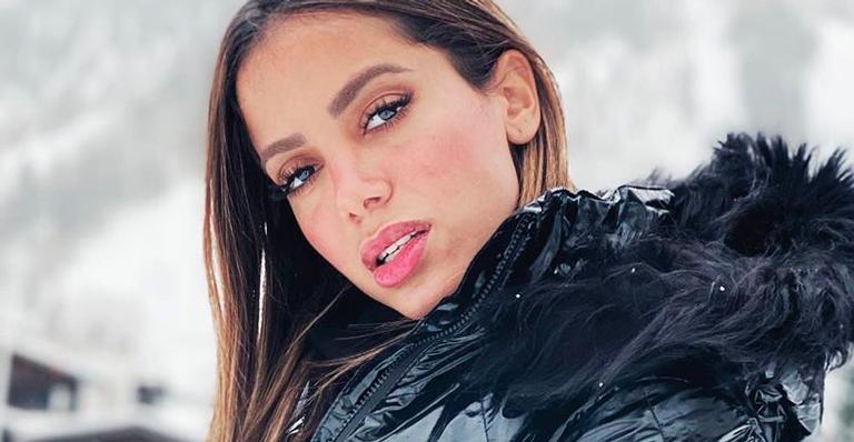 Solteira, Anitta se rende a aplicativo de pegação e avisa: ”Não é fake, sou eu mesma”