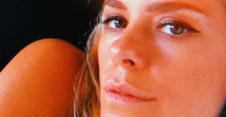 Carolina Dieckmann faz manobra arriscada e mostra corpo esbelto em biquíni justinho