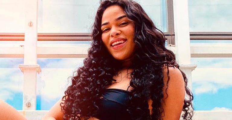 Ex-BBB Elana Valenaria aposta em biquíni minúsculo e ostenta corpo escultural no Rio de Janeiro