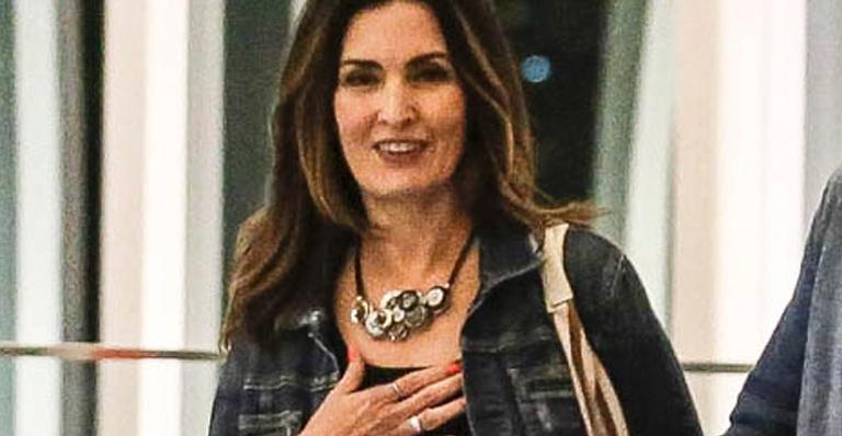 Fátima Bernardes aparece sorridente com ex-colega de trabalho no shopping dos milionários