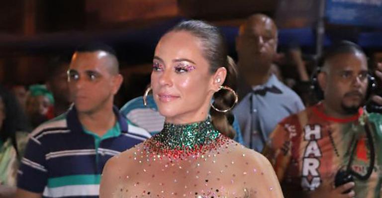 Paolla Oliveira abusa da transparência e surge de shortinho jeans em ensaio de rua