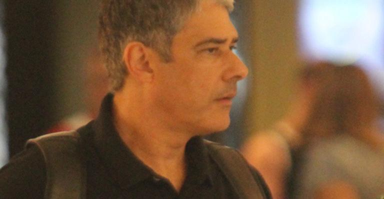 William Bonner aparece descontraído com a esposa e é tietado em shopping do Rio de Janeiro