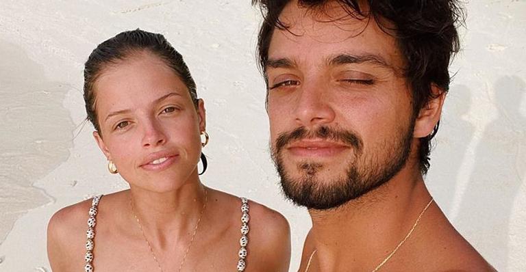 Agatha Moreira mostra foto de Rodrigo Simas só de sunga e se derrete: ”Acordar com essa vista”